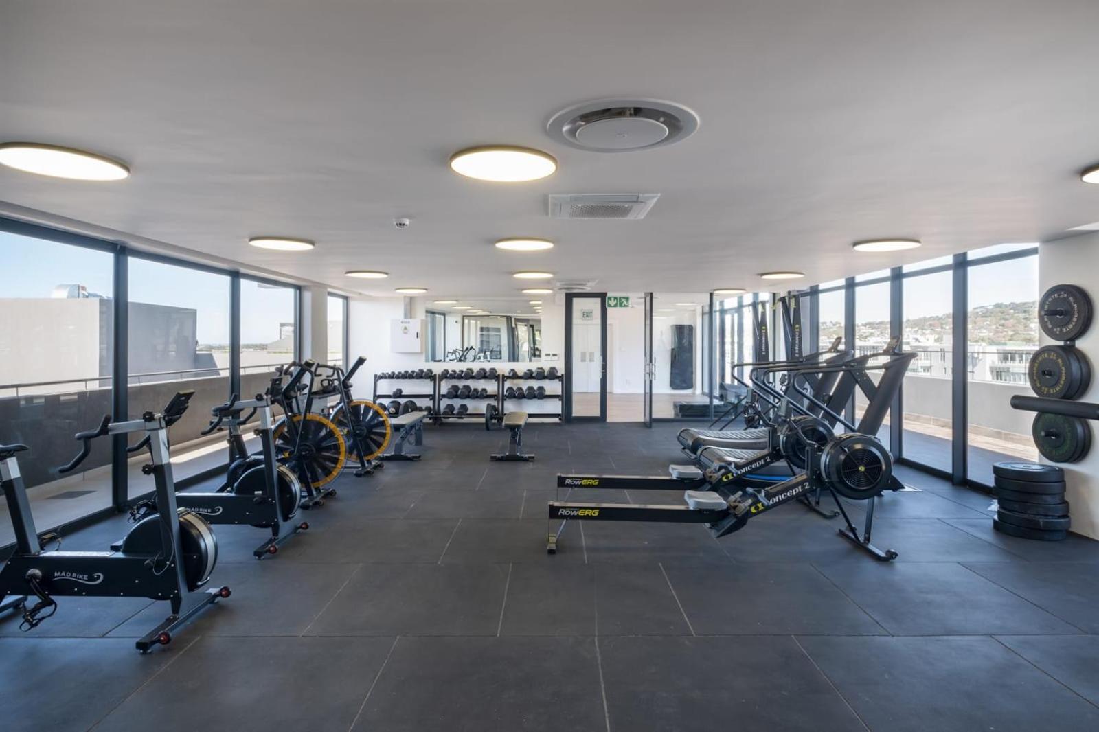Rooftop Pool Gym Business Centre Restaurant Kapstadt